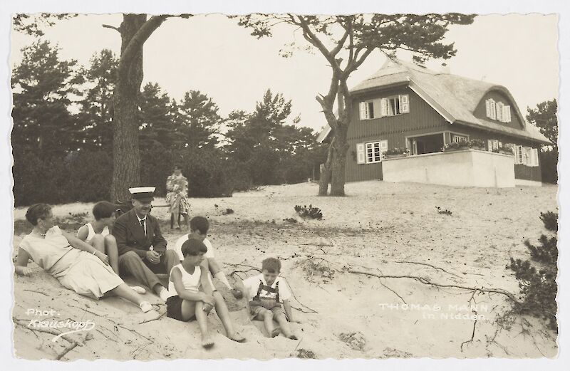 Familie Mann in Nidden beim Ferienhaus (Fotopostkarte), 1930 © ETH-Bibliothek Zürich, Thomas-Mann-Archiv / Fotograf: Fritz Krauskopf / TMA_0193.
