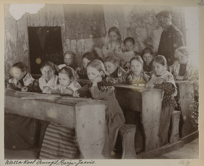 Heinrich Tiidermann, Album Estonica, Kinder in der Gemeindeschule in Peningil, Harju-Jaaniis, ca. 1898 © public domain.